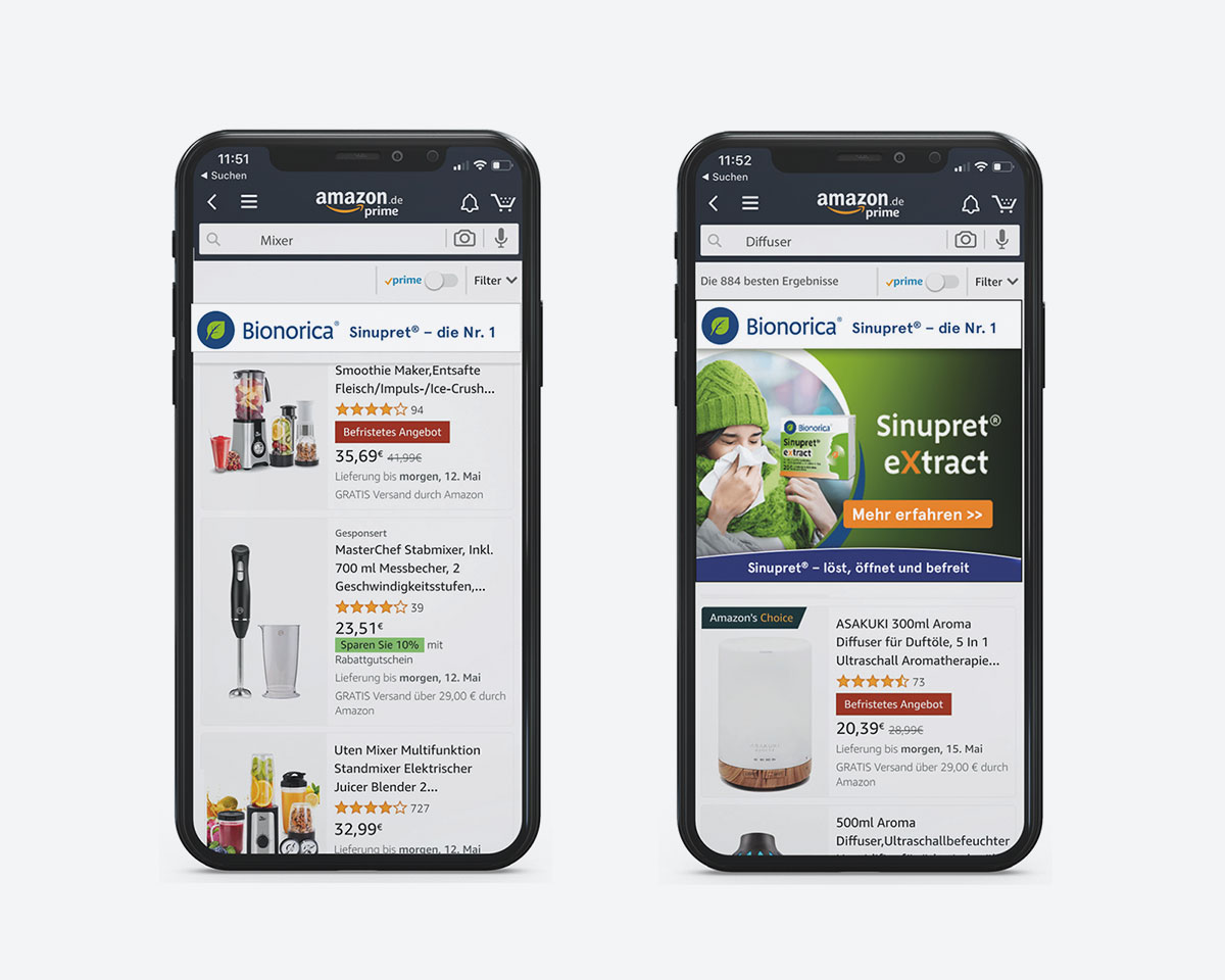 Zwei Smartphones mit gesponserten Produktanzeigen in der Amazon-App