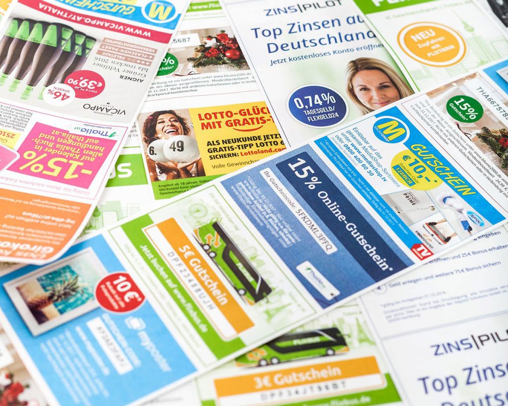 Ausgebreitete Gutscheinhefte und Coupons verschiedener Marken