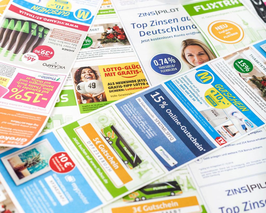 Ausgebreitete Coupons und Gutscheine verschiedener Marken